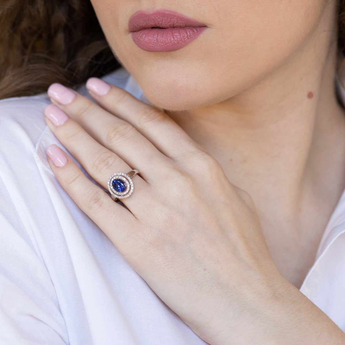 18kt white gold ring with sapphire and double row of diamonds