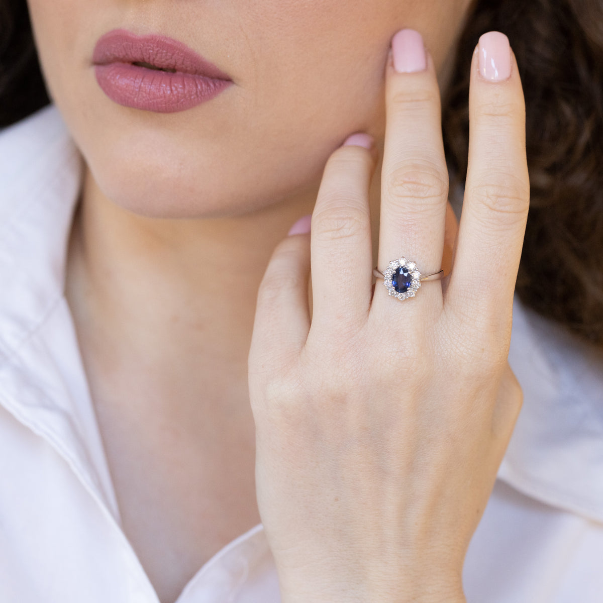 18kt white gold ring with sapphire and diamond surround