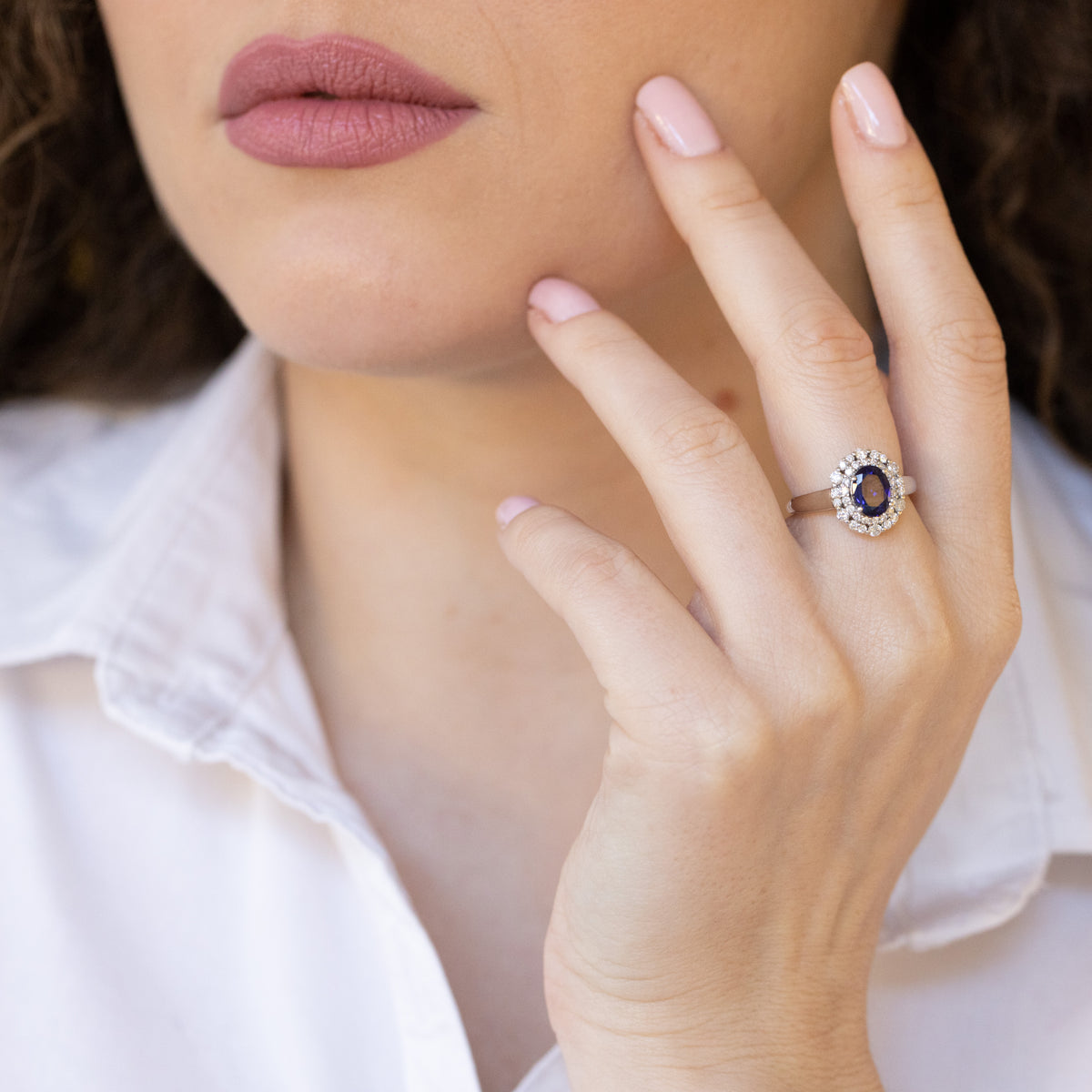 18kt white gold ring with sapphire and double row of diamonds