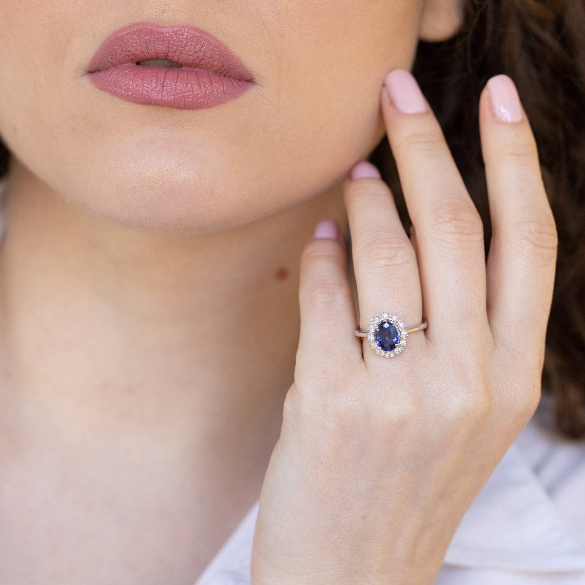 18kt white gold ring with sapphire and diamonds