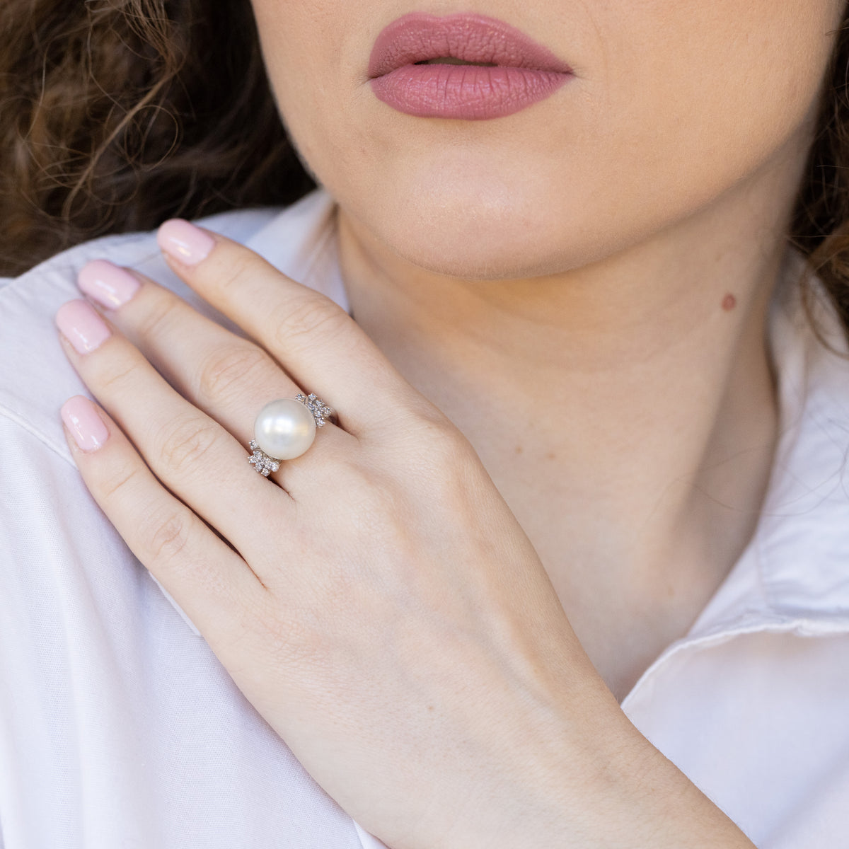 18KT white gold ring with central pearl and lateral diamonds