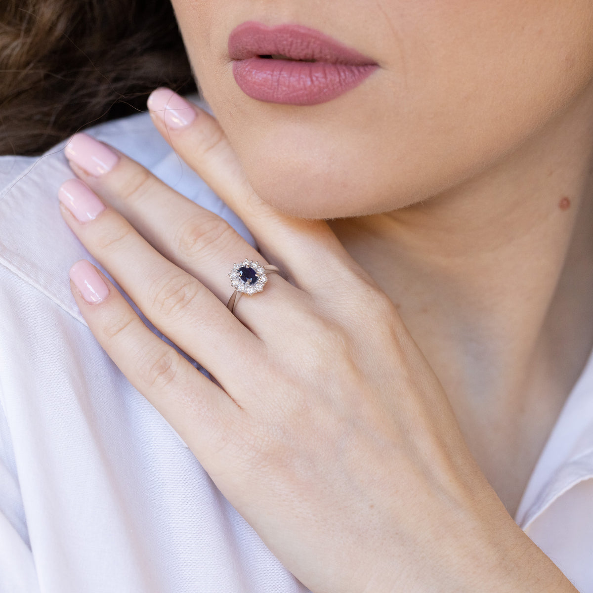 18kt White Gold Ring with Central Sapphire and Diamonds