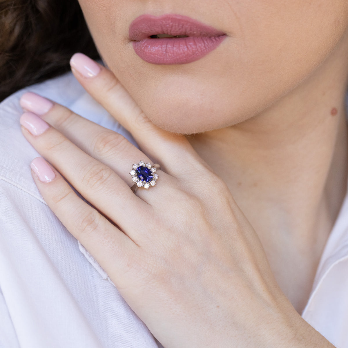 18kt White Gold Ring with Central Sapphire and Diamonds