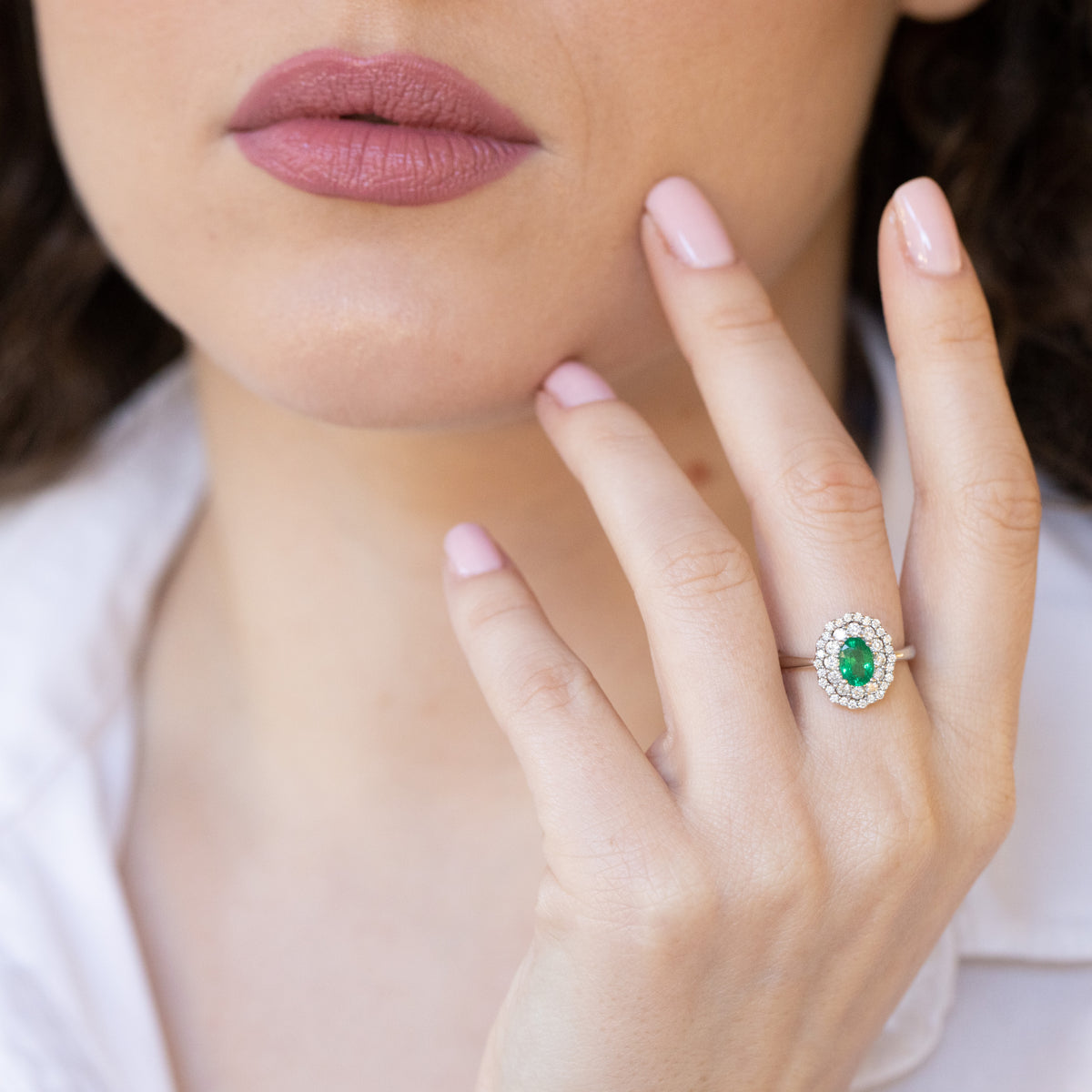 Anello in Oro Bianco 18 kt con Smeraldo Centrale e doppio giro di Diamanti