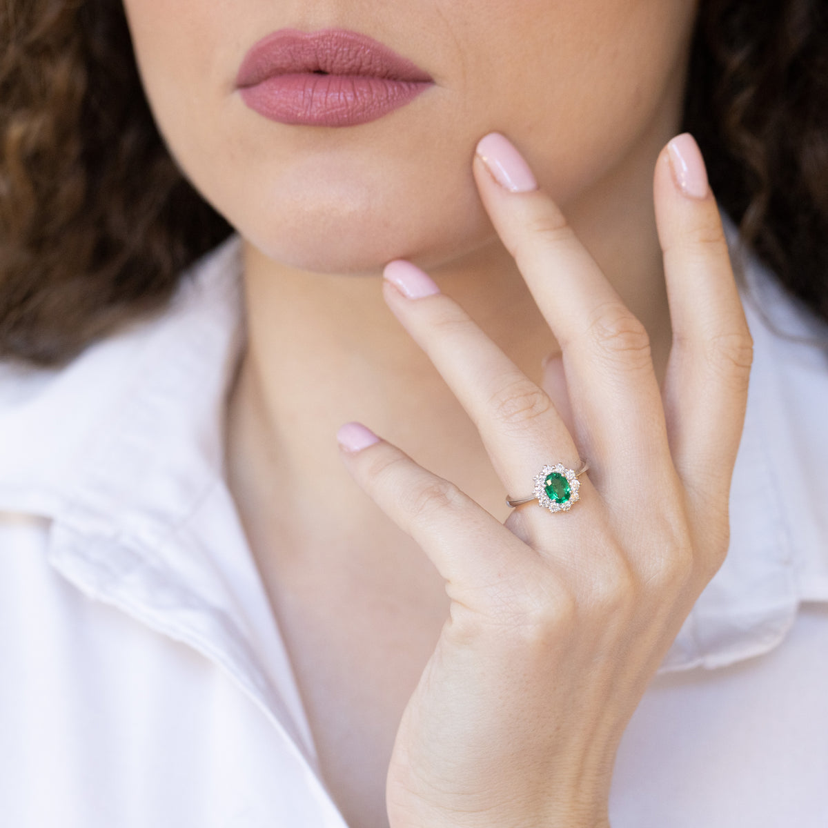 Anello in Oro Bianco 18 kt con Smeraldo Centrale e Diamanti