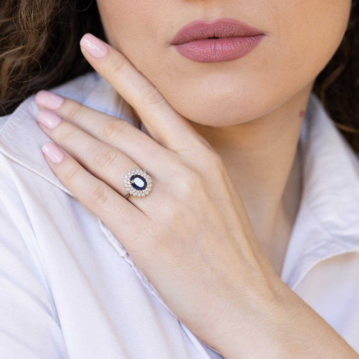 18kt White Gold Ring with Central Sapphire and Double Row of Diamonds