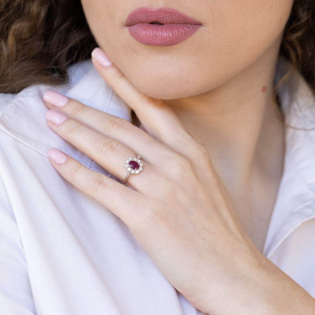 Anello in Oro Bianco 18 kt con Rubino centrale e Diamanti