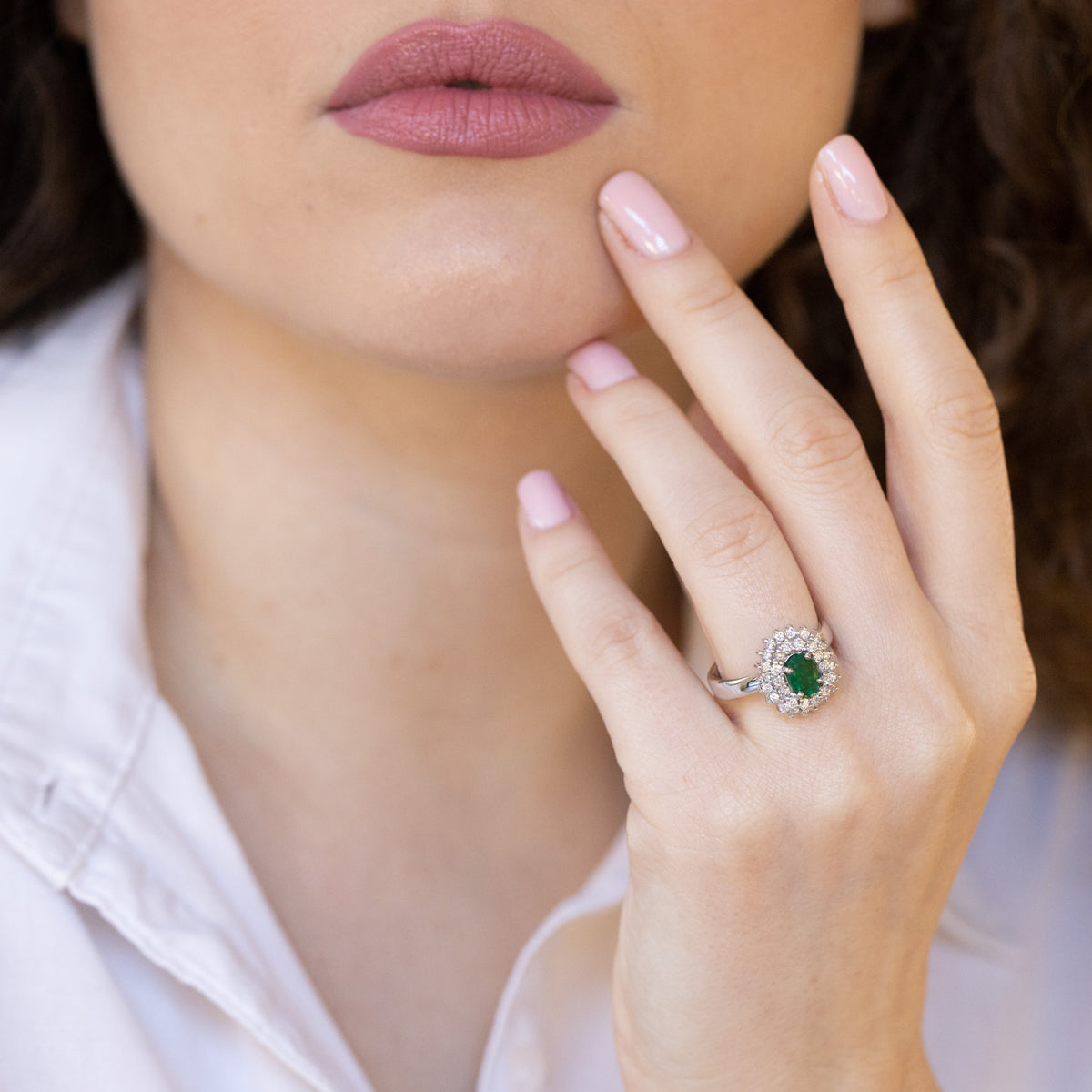 Anello in Oro Bianco 18 kt con Smeraldo Centrale e Doppio giro di Diamanti