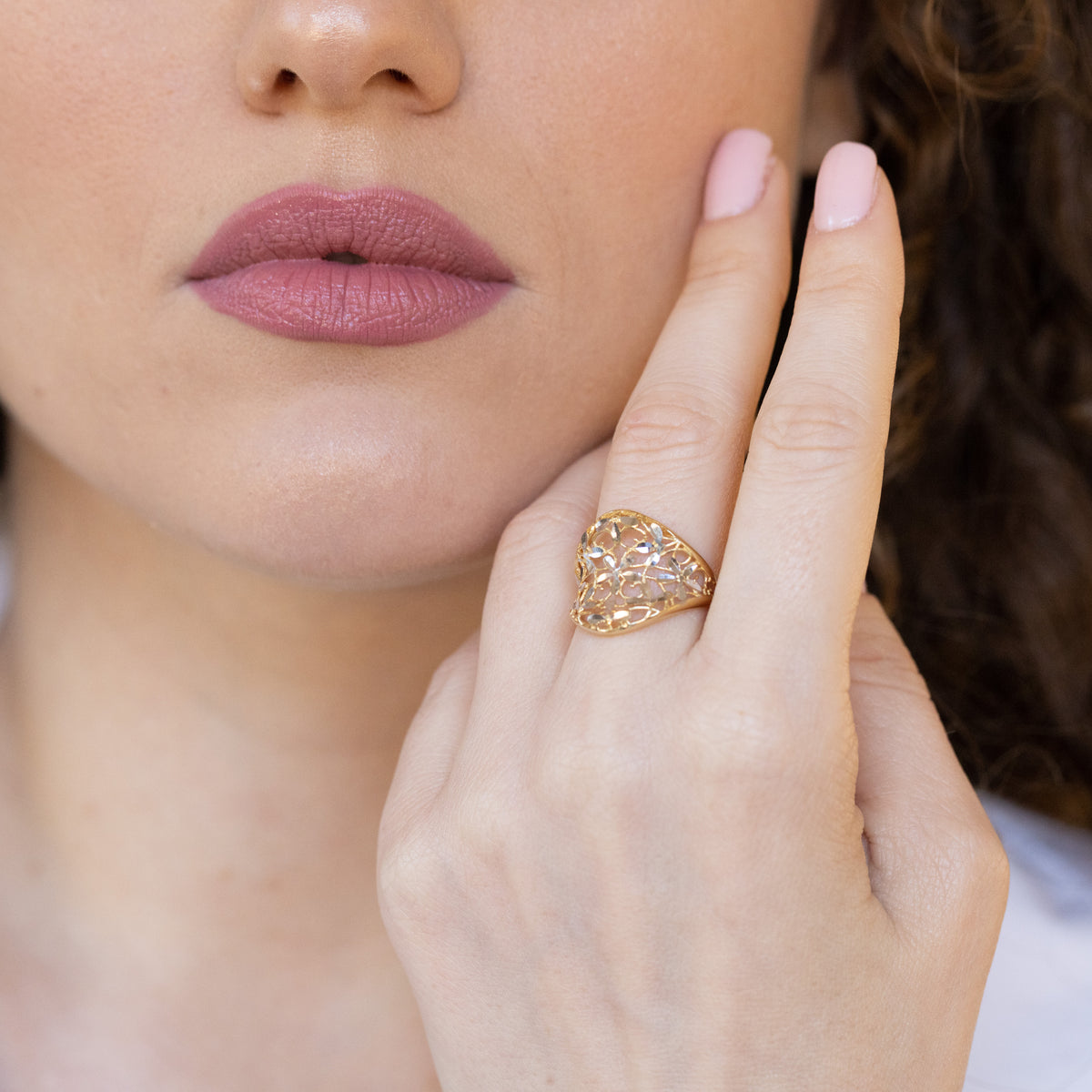 Anello Fascia con trama di fiori in oro giallo e bianco 18 kt