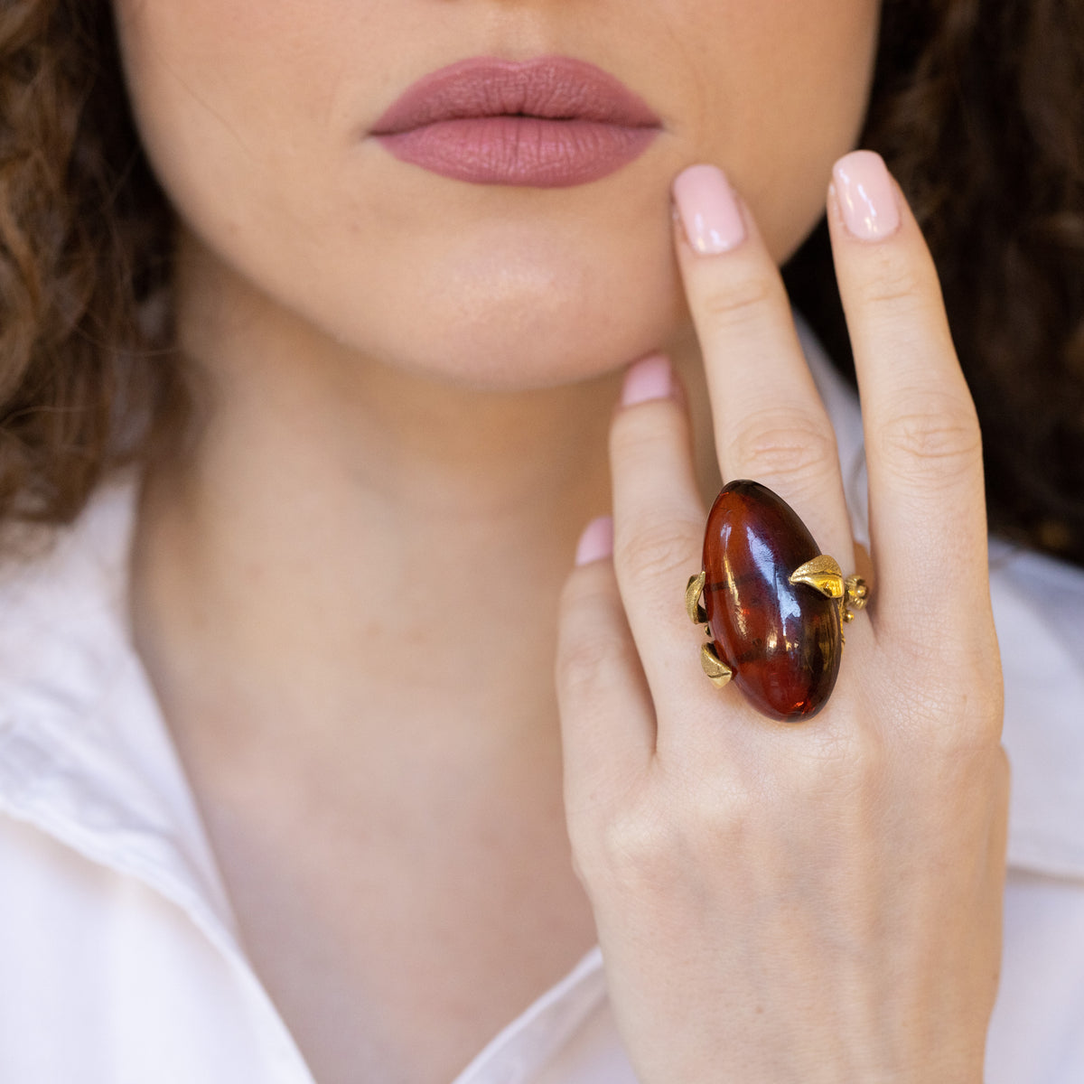 18kt yellow gold ring with natural amber