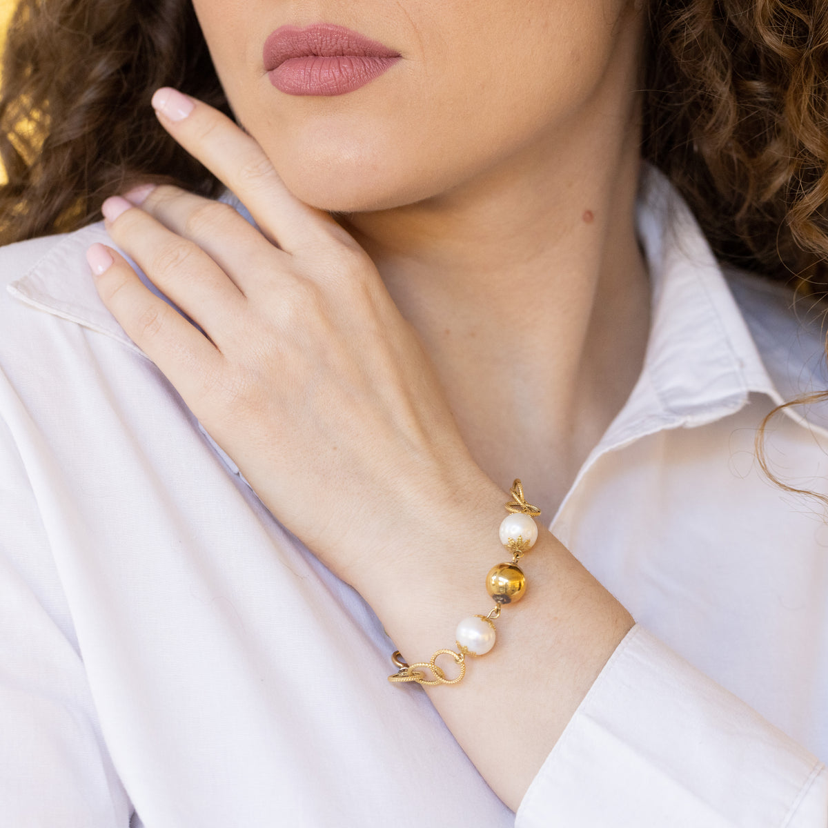 18kt yellow gold bracelet with coral and fresh water pearls