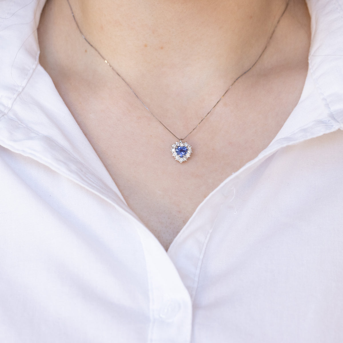 18kt White Gold Heart Necklace with Diamonds and Sapphire