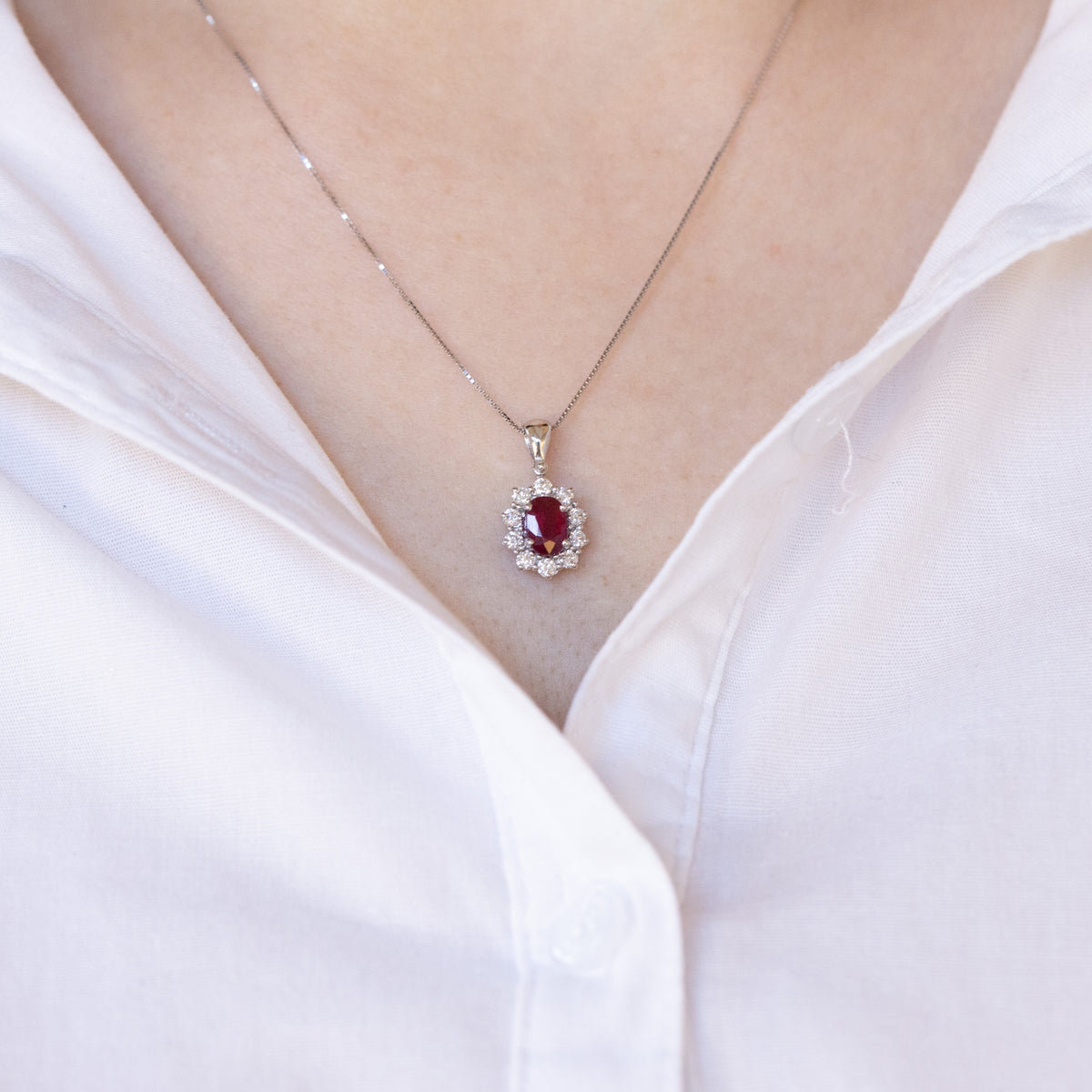 18kt white gold necklace with ruby ​​and diamond ring