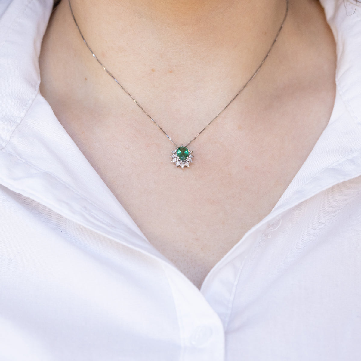 18kt white gold necklace with emerald and diamond ring