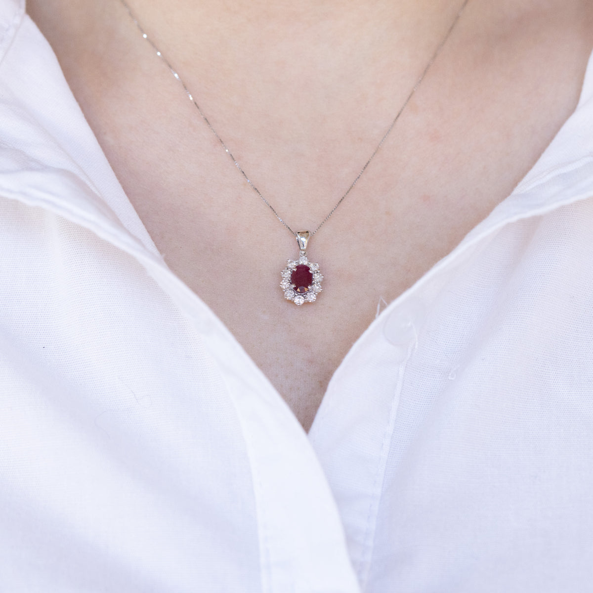 18kt white gold necklace with ruby ​​and diamond ring