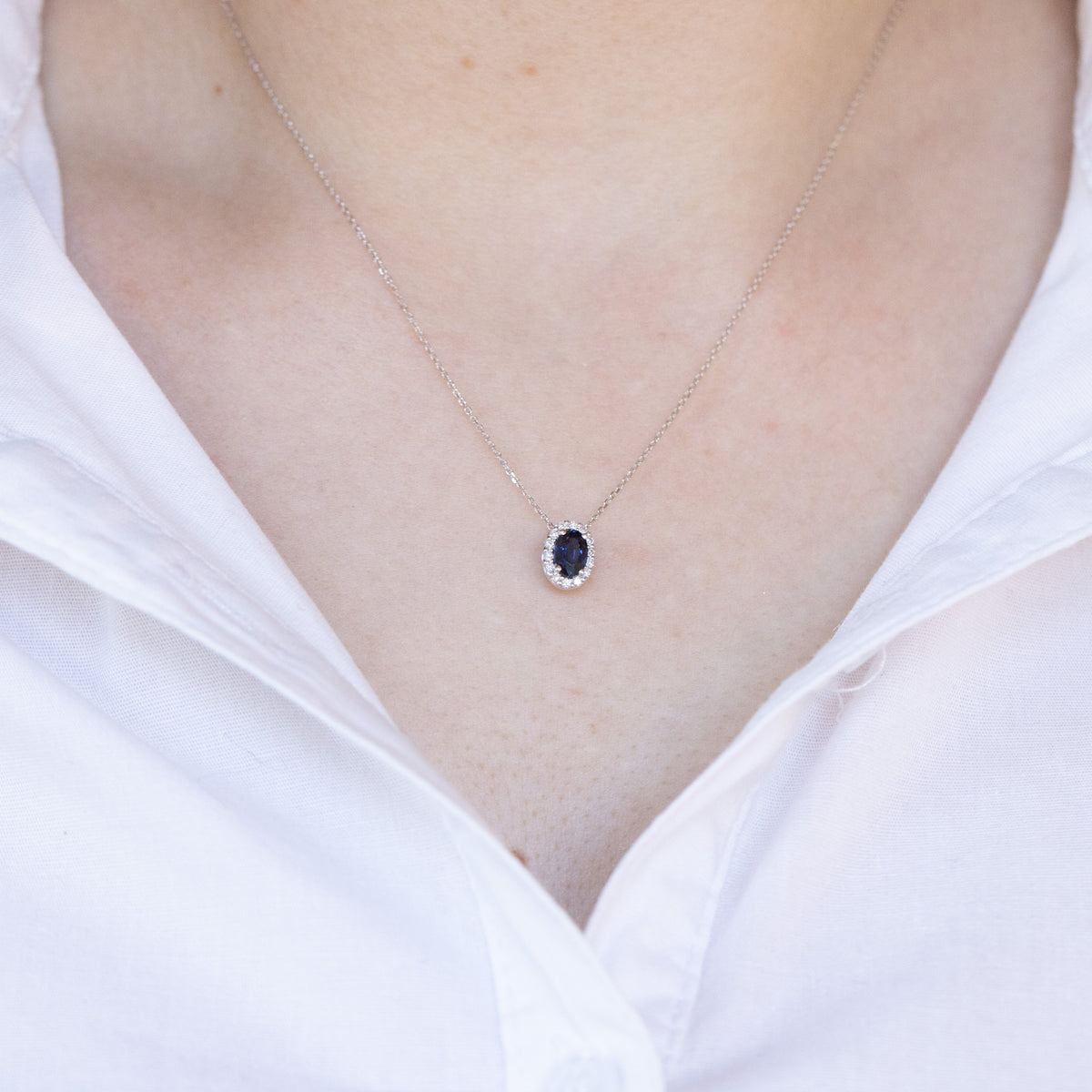 18kt white gold necklace with oval sapphire and diamond ring