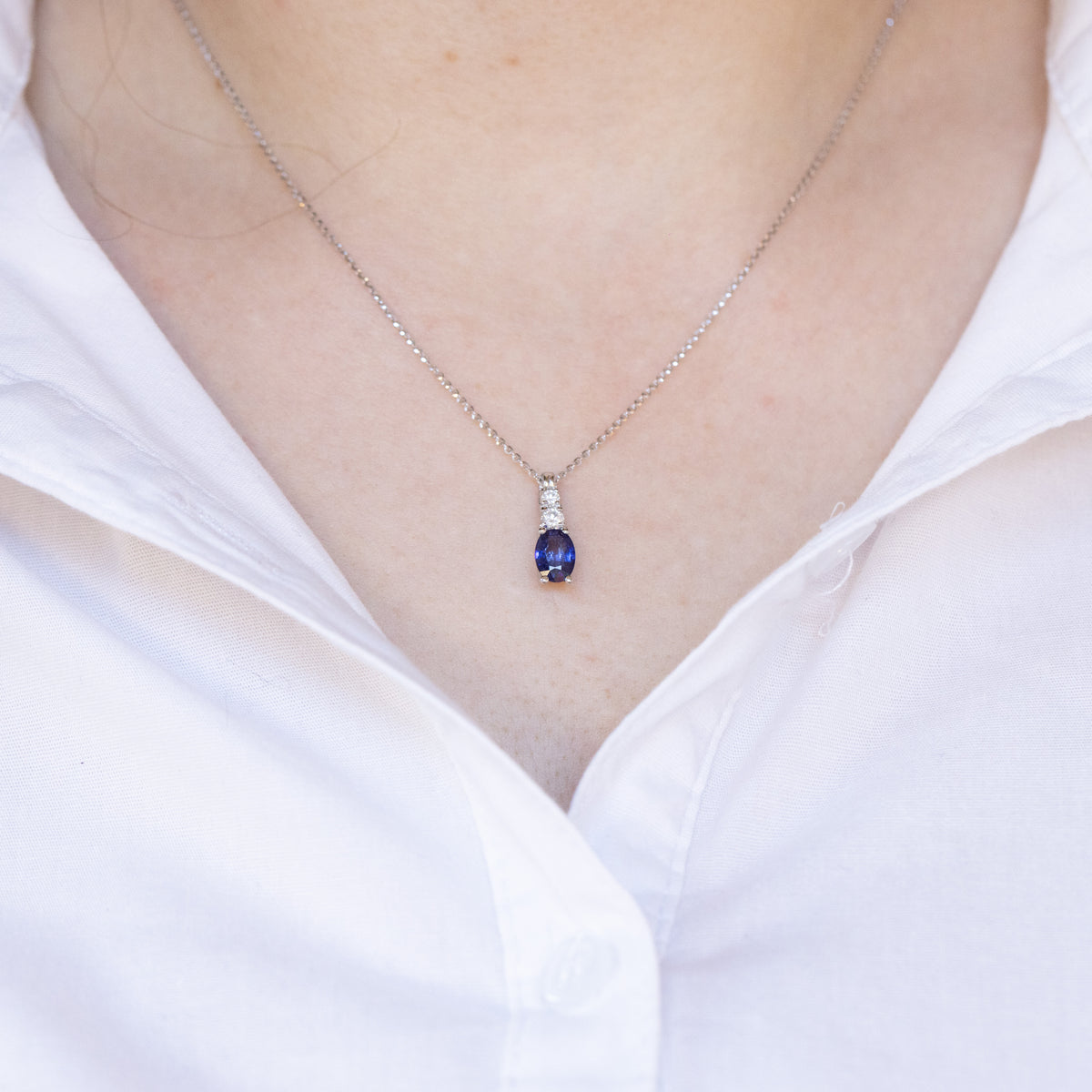 18kt white gold necklace with oval sapphire and diamonds