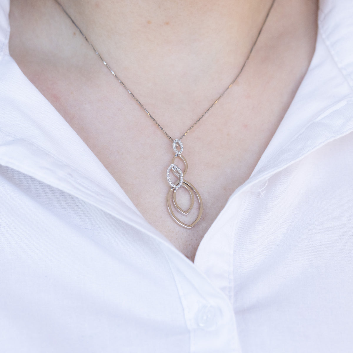 Collana petali in oro bianco 18 kt e diamanti