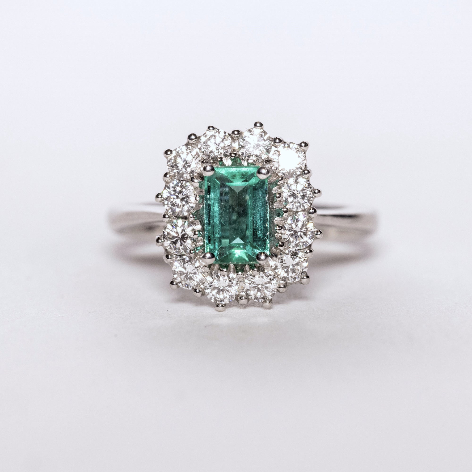 Anello in Oro Bianco 18KT con smeraldo taglio emerald e contorno in diamanti