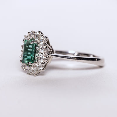 Anello in Oro Bianco 18KT con smeraldo taglio emerald e contorno in diamanti