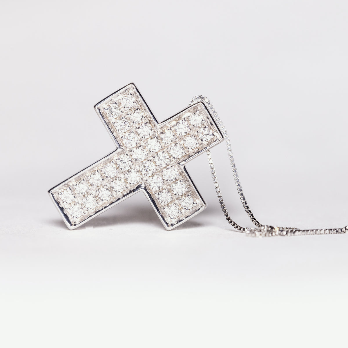 Collana in oro bianco 18 kt con ciondolo a Croce con diamanti taglio rotondo brillante