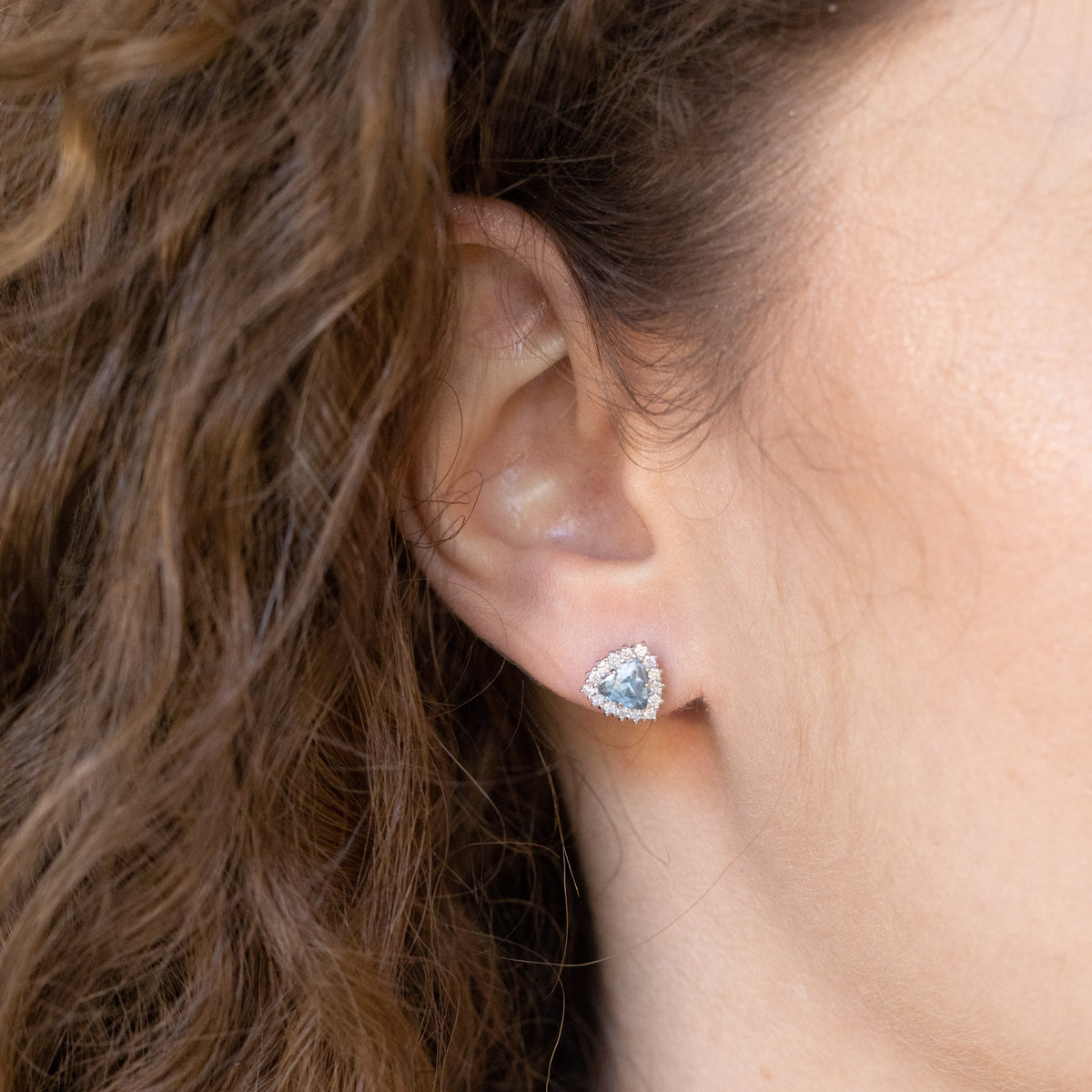 Orecchini in oro bianco 18 kt con acquamarina e giro di diamanti