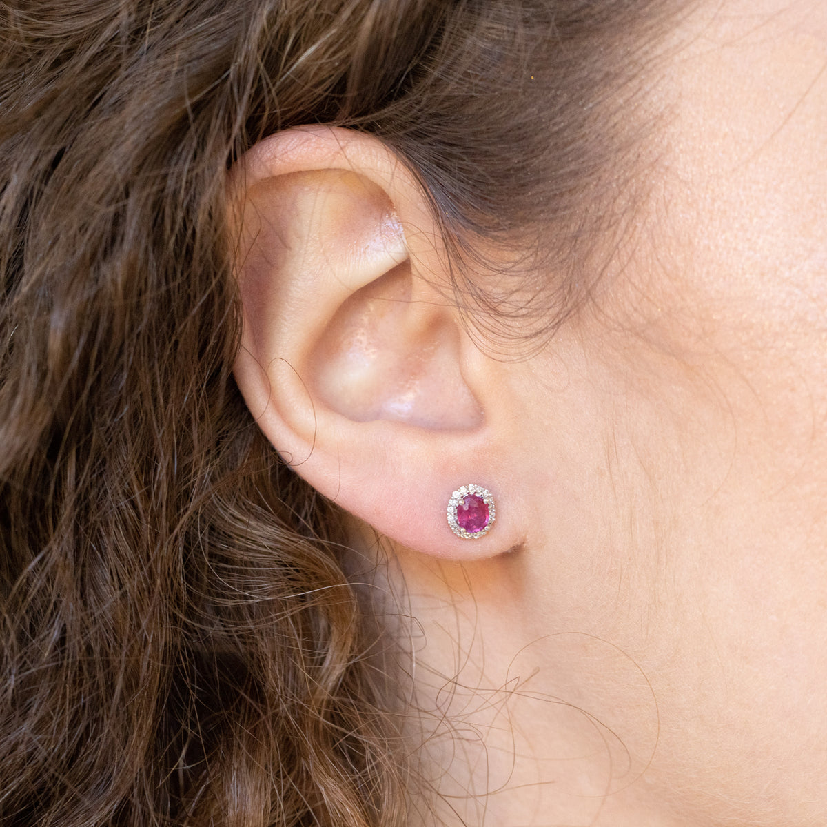 Orecchini in oro bianco 18 kt con rubino e giro di diamanti