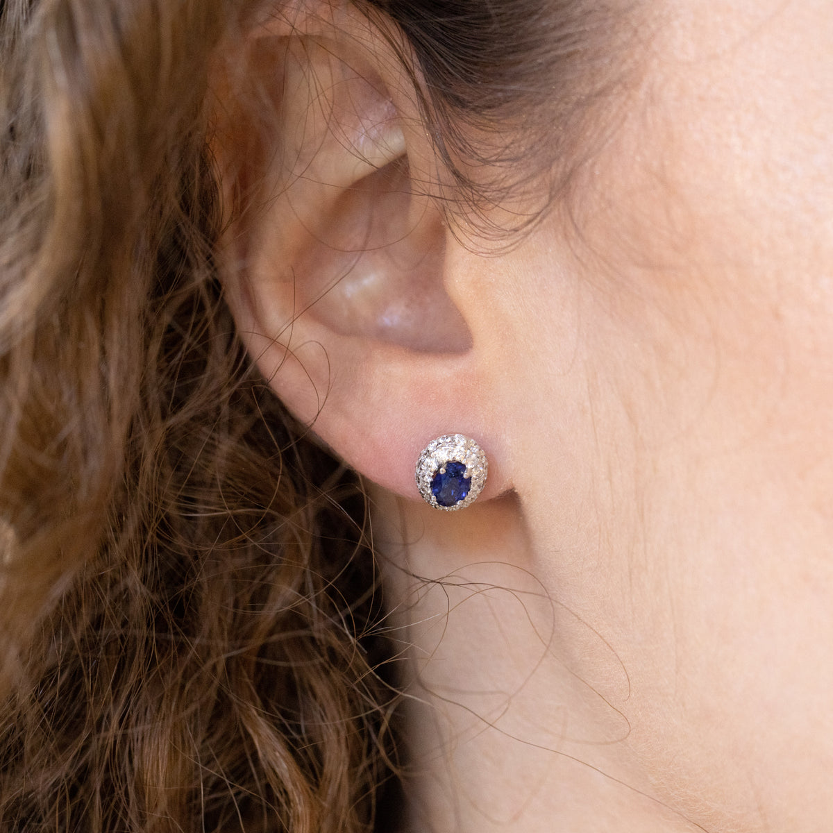 orecchini in oro bianco 18 kt con zaffiri e doppio giro di diamanti