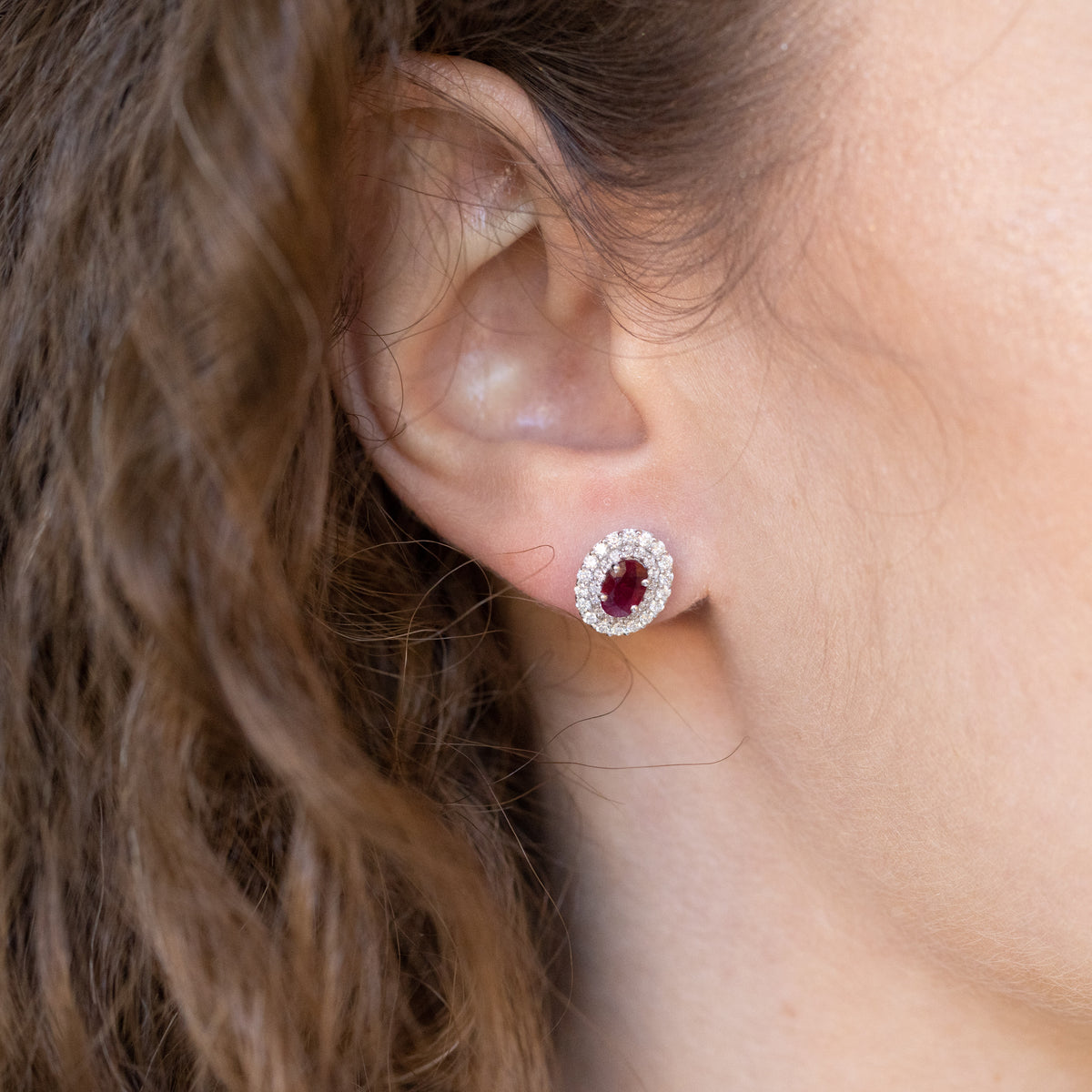 Orecchini in oro bianco 18 kt con rubini e doppio giro di diamanti