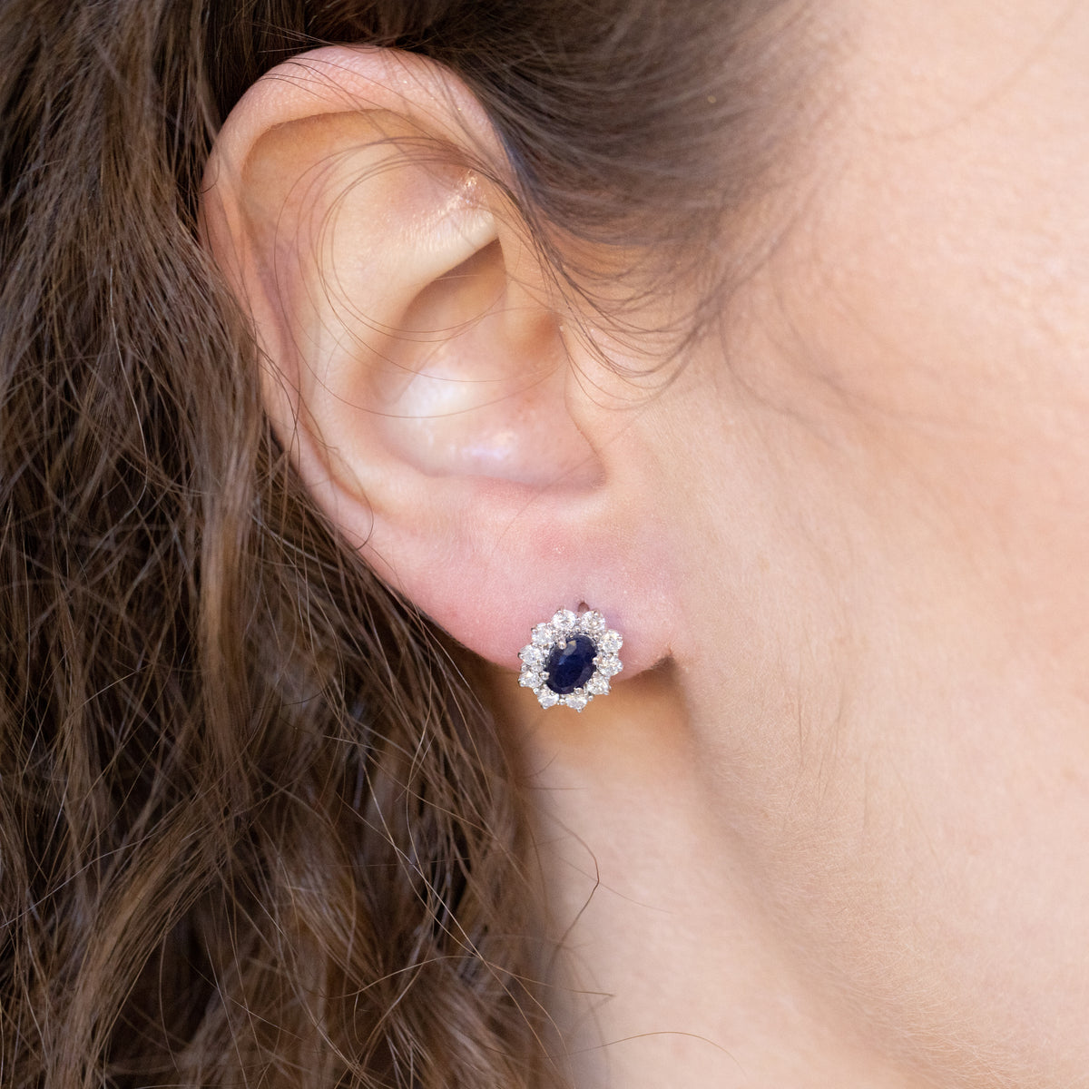 18kt White Gold Earrings with Central Sapphire and Diamonds 