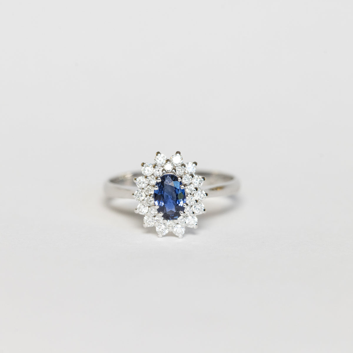 18kt white gold ring with sapphire and double row of diamonds