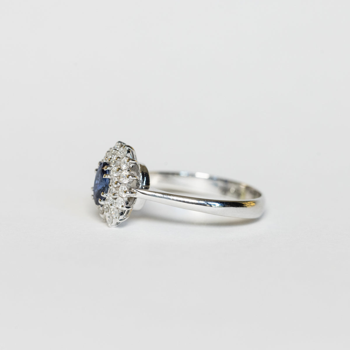 18kt white gold ring with sapphire and double row of diamonds