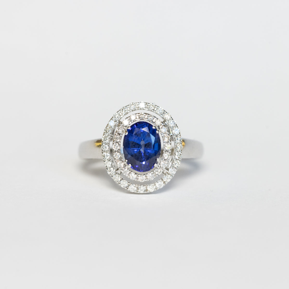 18kt white gold ring with sapphire and double row of diamonds