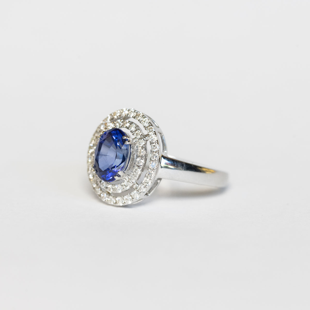 18kt white gold ring with sapphire and double row of diamonds