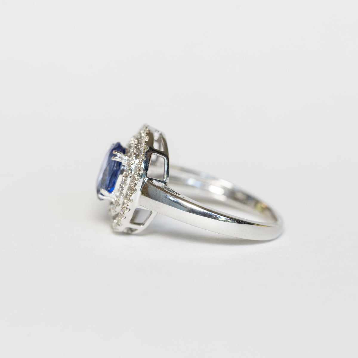 18kt white gold ring with sapphire and double row of diamonds