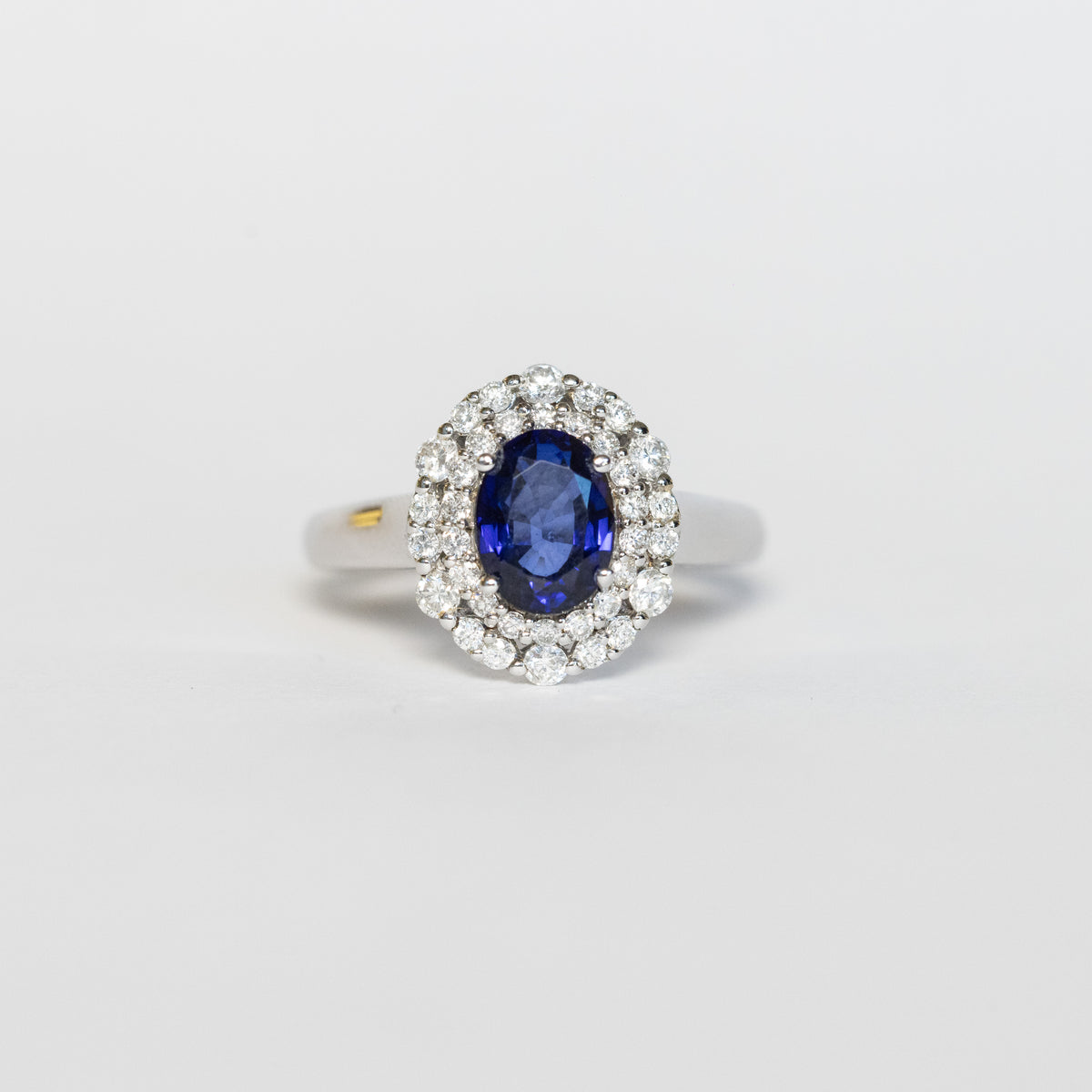 18kt white gold ring with sapphire and double row of diamonds