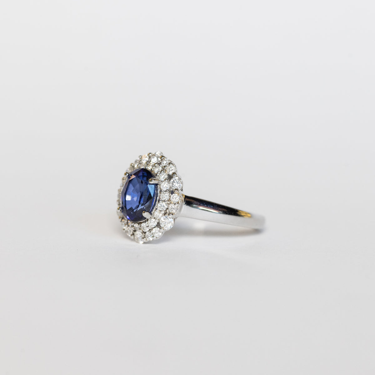 18kt white gold ring with sapphire and double row of diamonds