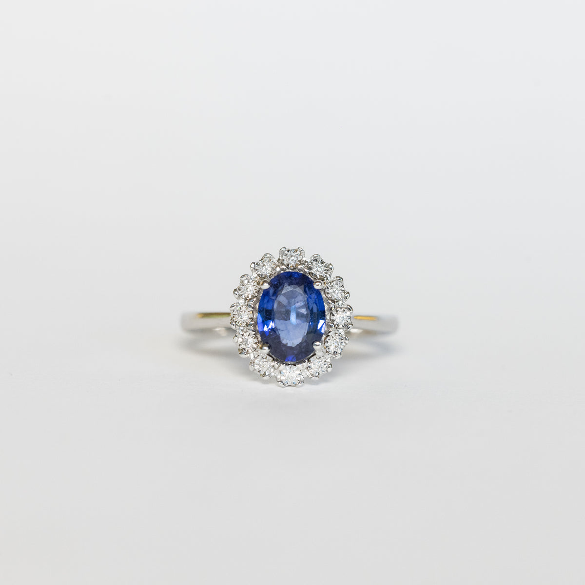 18kt white gold ring with sapphire and diamonds