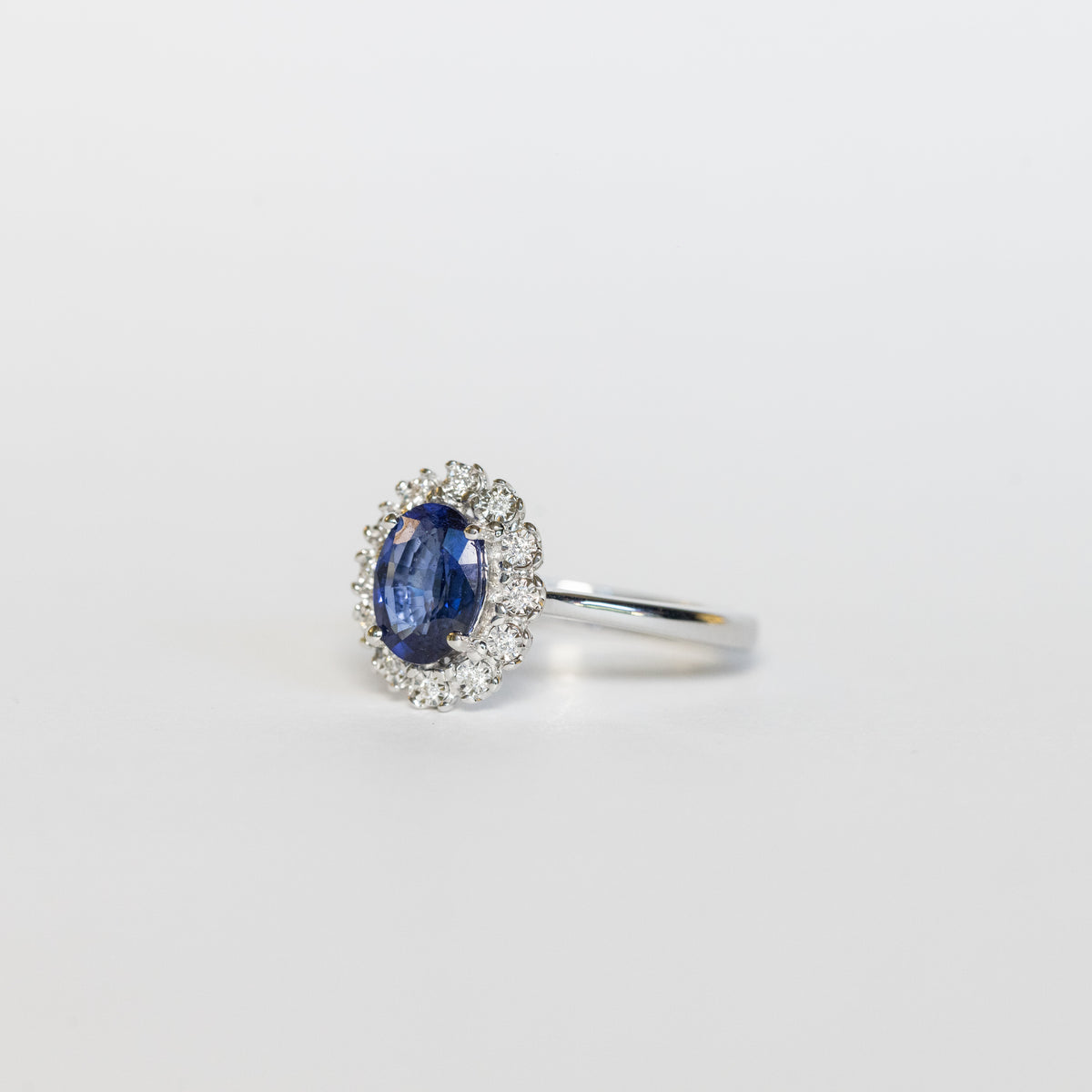 18kt white gold ring with sapphire and diamonds