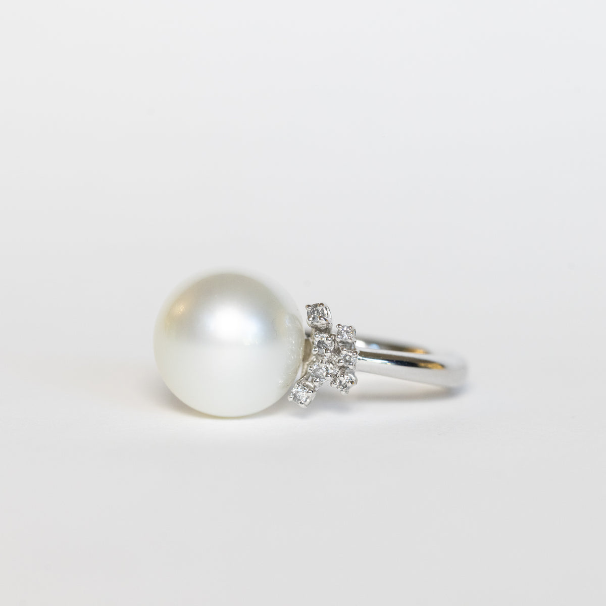 18KT white gold ring with central pearl and lateral diamonds