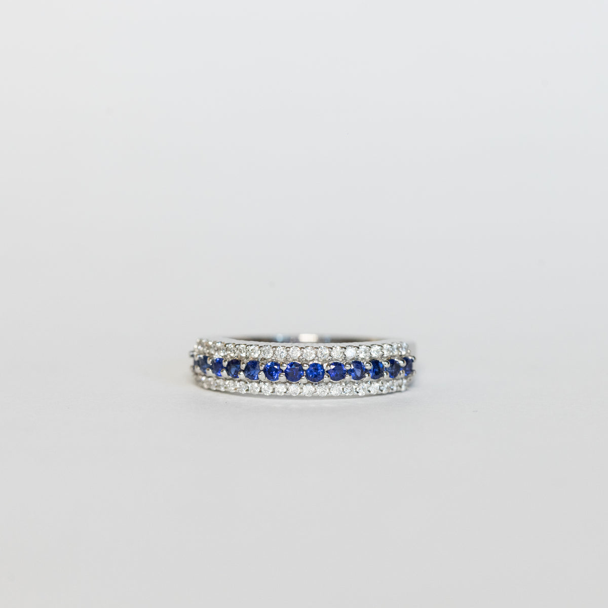 Anello veretta in oro bianco 18 kt con zaffiri e diamanti