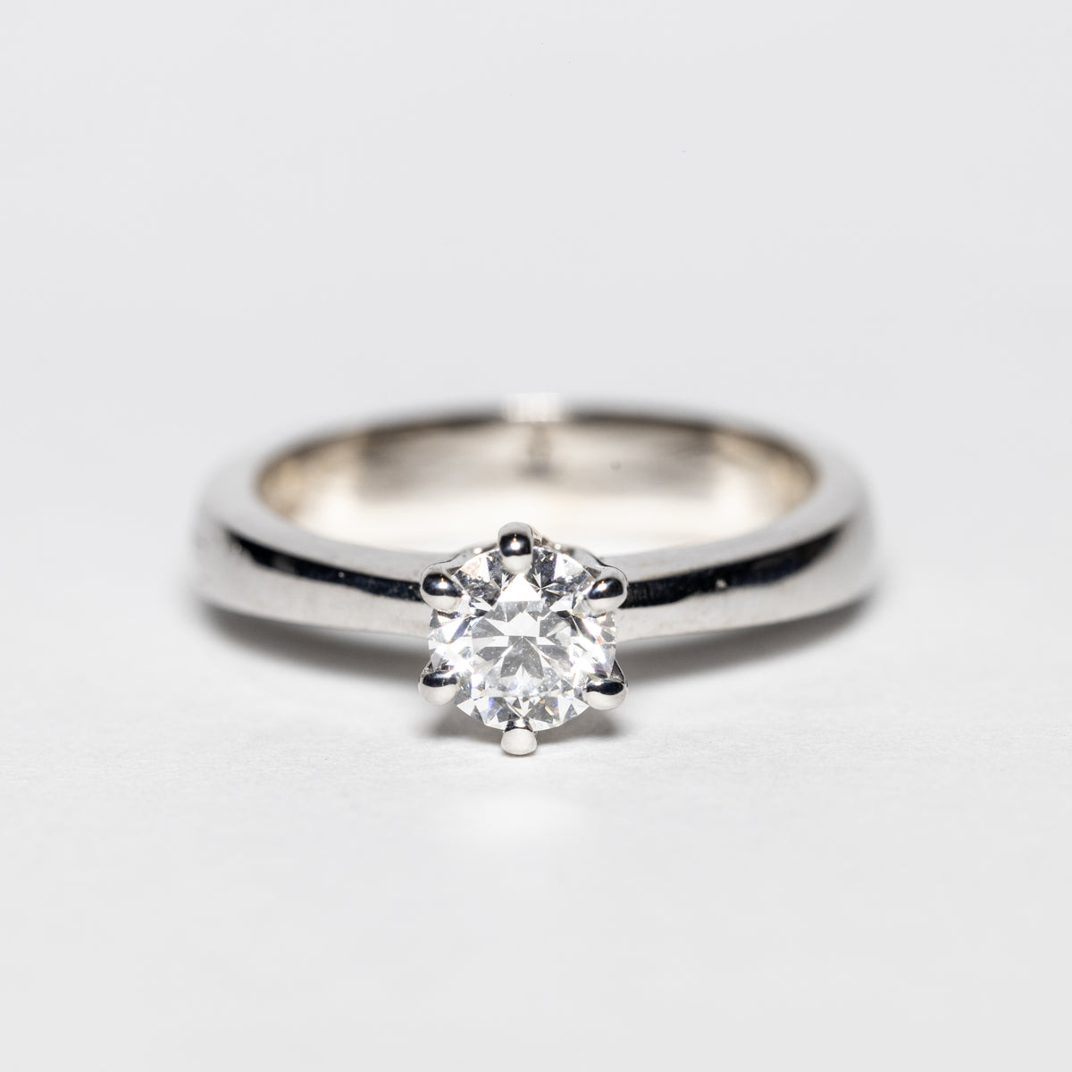Anello Solitario in Oro Bianco 18 KT con Design a 6 Griffe e Diamante Rotondo Brillante
