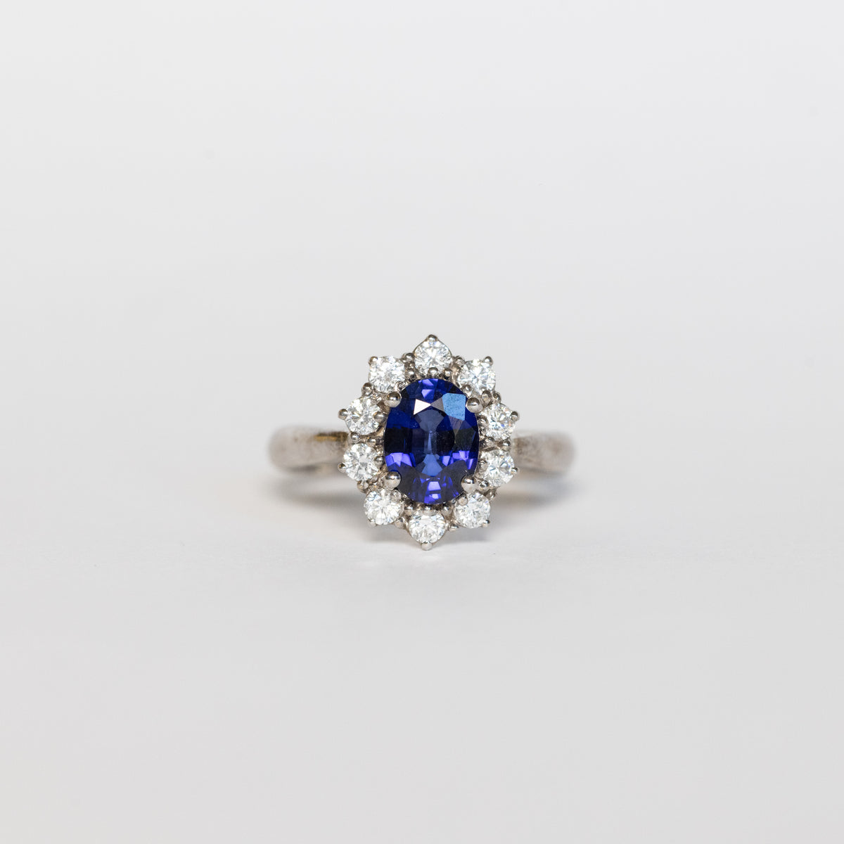 Anello in Oro Bianco 18 kt con Zaffiro Centrale e Diamanti