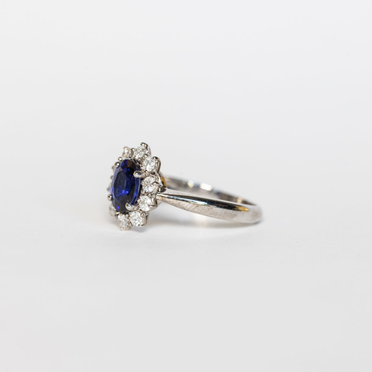 18kt White Gold Ring with Central Sapphire and Diamonds