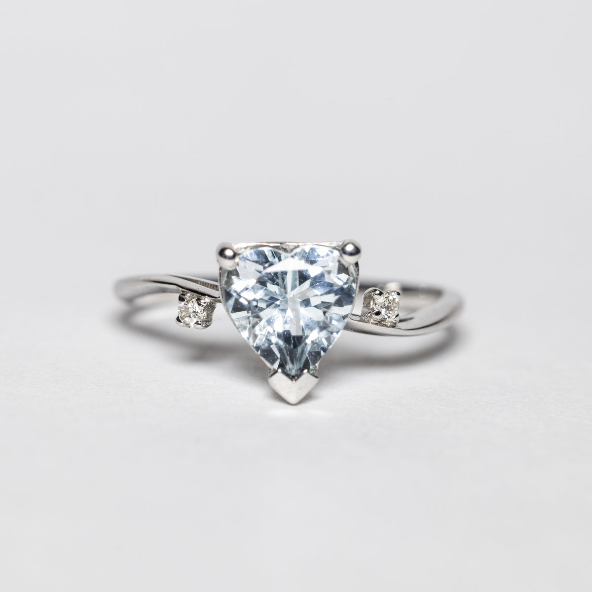 Anello in oro bianco 18kt con acquamarina taglio cuore e diamantini