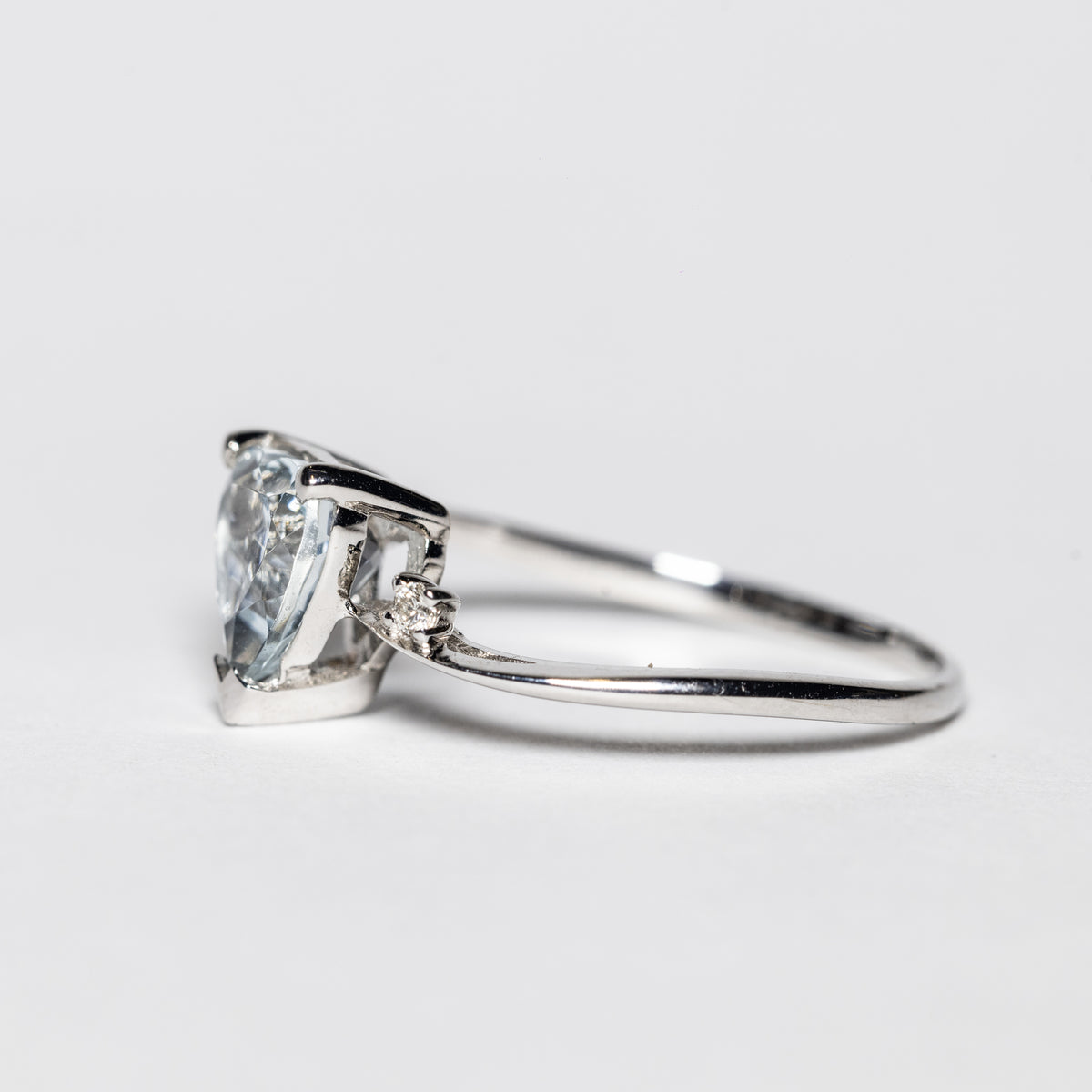 Anello in oro bianco 18kt con acquamarina taglio cuore e diamantini