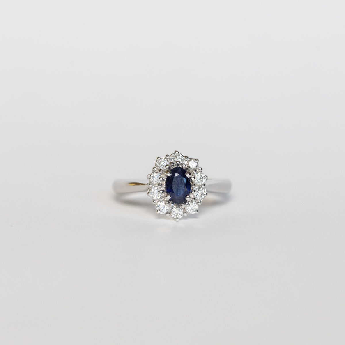 Anello in Oro Bianco 18 kt con Zaffiro centrale e Diamanti