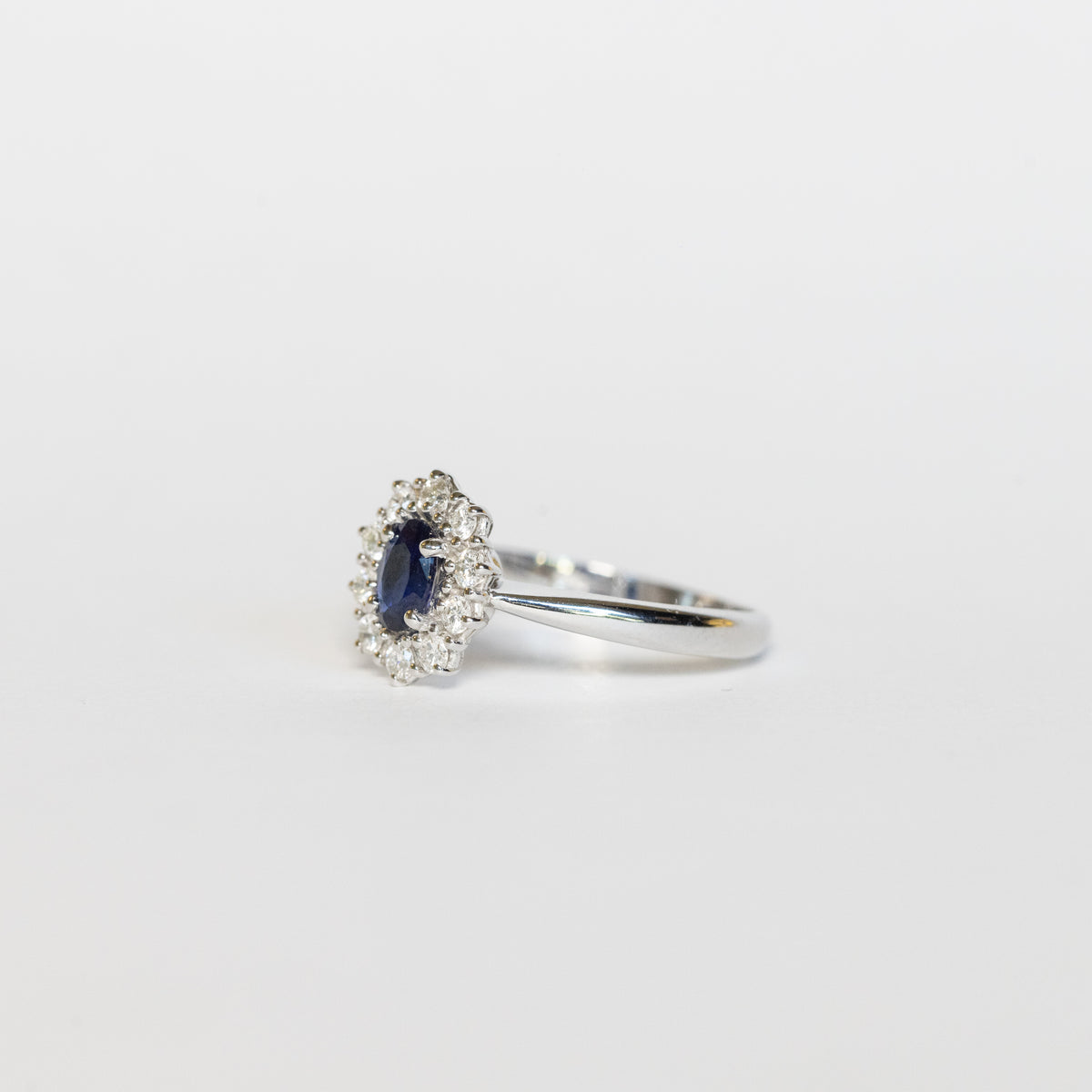 18kt White Gold Ring with Central Sapphire and Diamonds