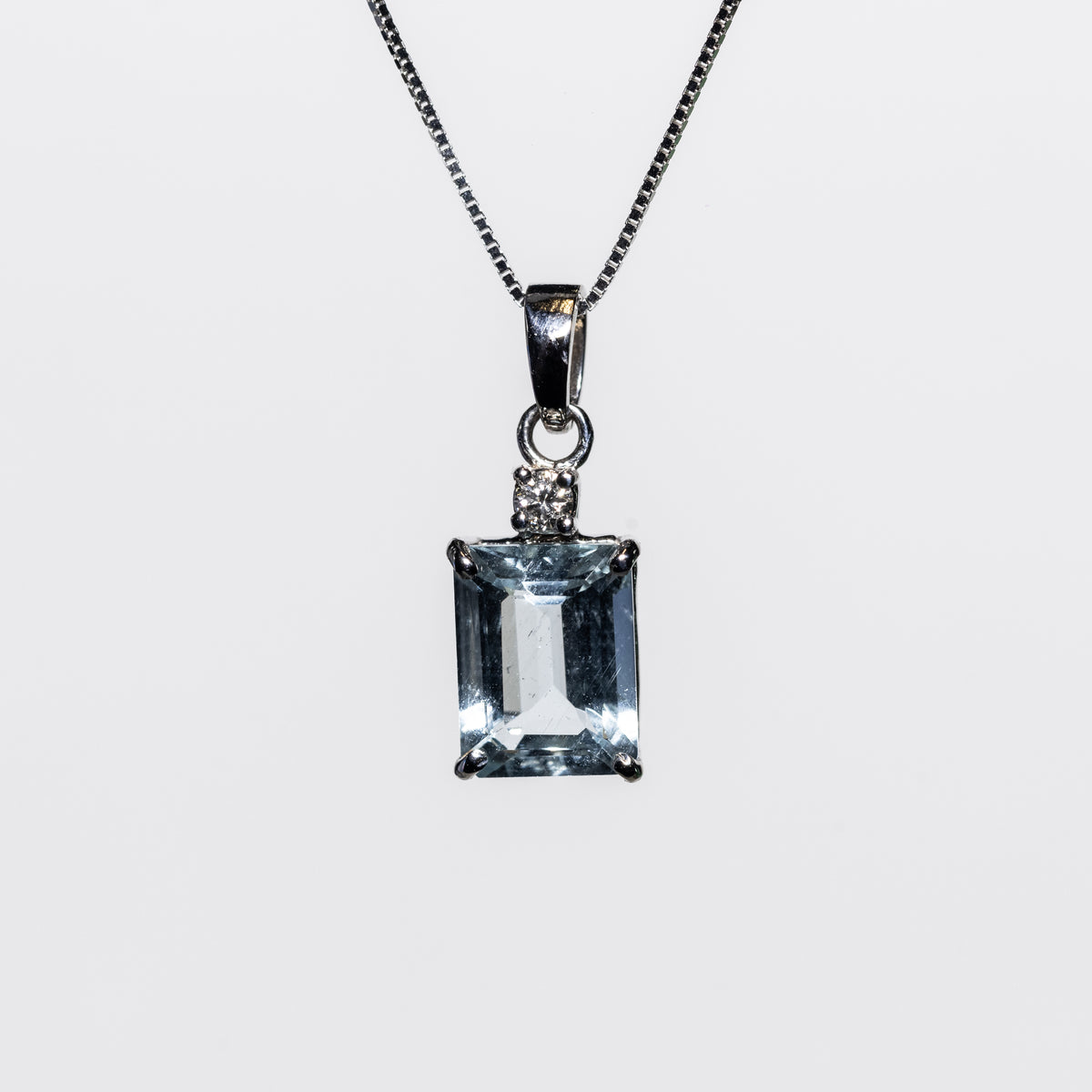 Collana in Oro Bianco 18 KT con AcquaMarina Taglio Baguette e Diamante Rotondo Brillante