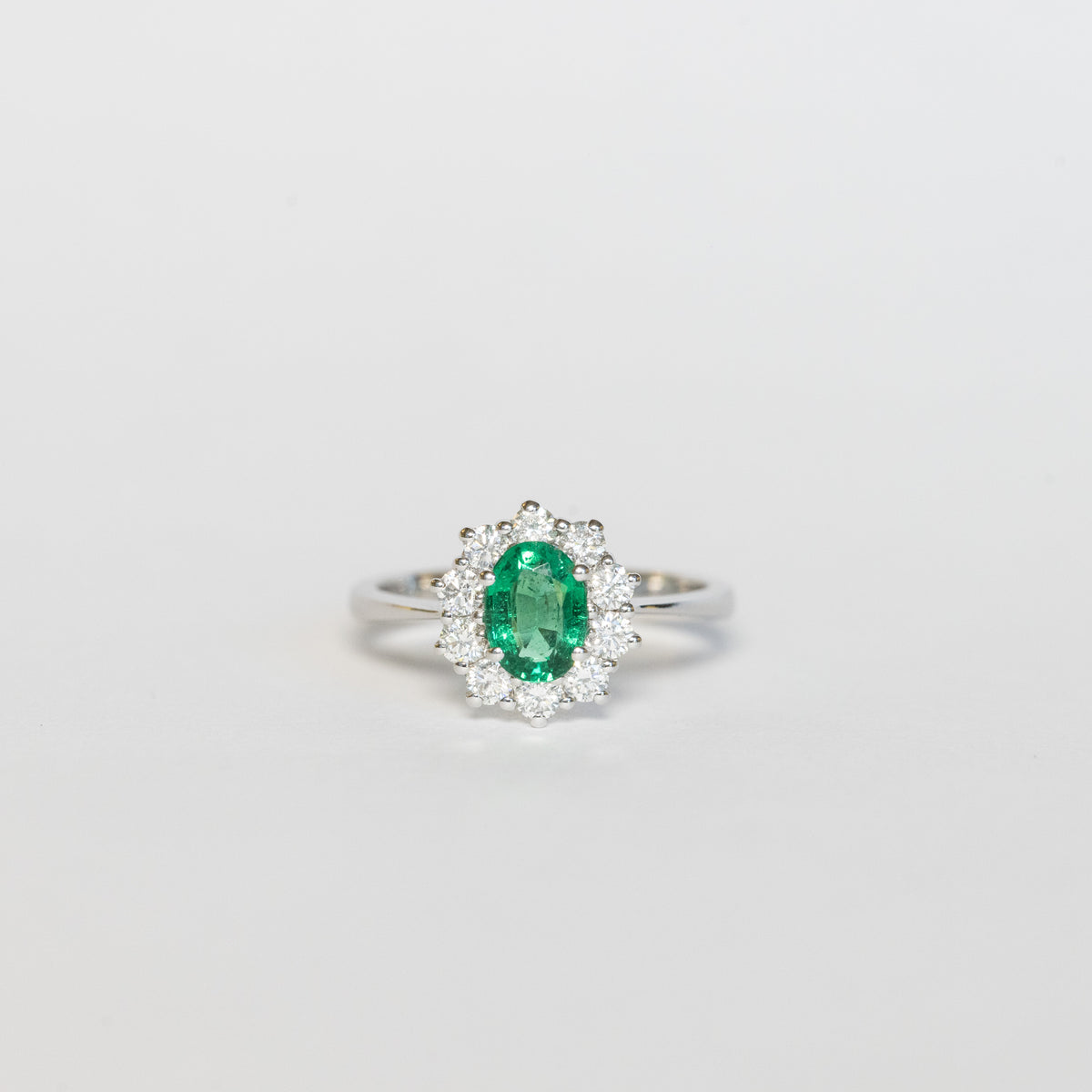 Anello in Oro Bianco 18 kt con Smeraldo Centrale e Diamanti